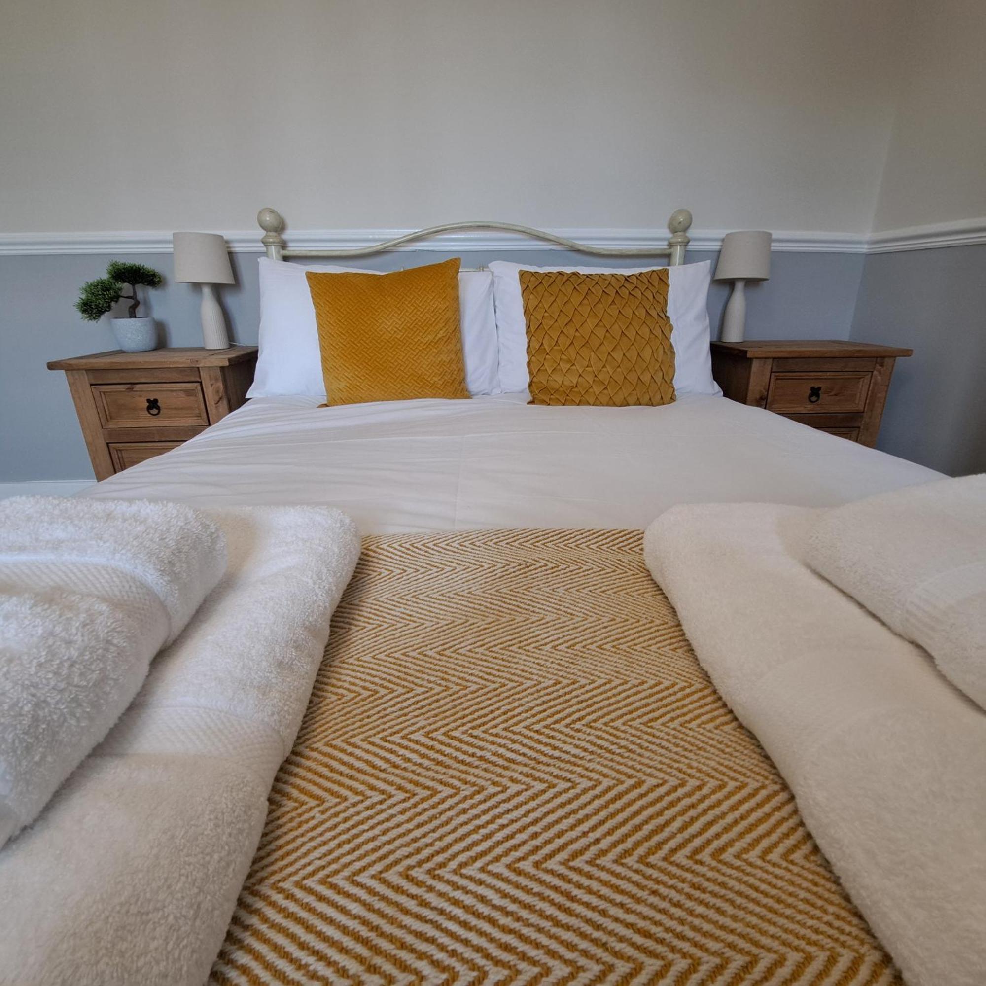 Generous 3 Bed In The Heart Of The Village Huntingdon Luaran gambar
